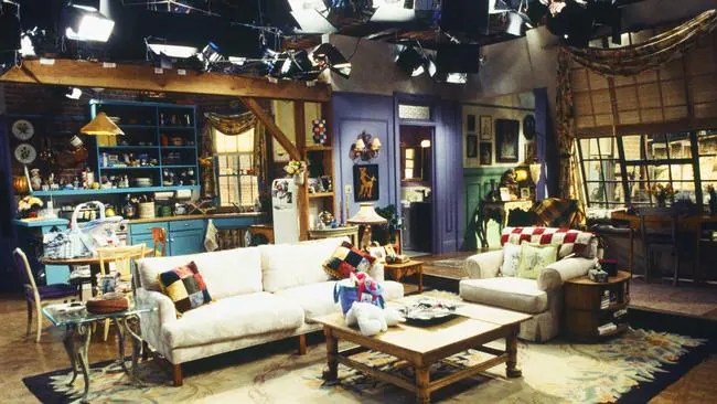 Especially when he sets the tray down, and it creates a visibly loud hollow sound. Seinfeld, Everybody Loves Raymond, Full House: â90s TV