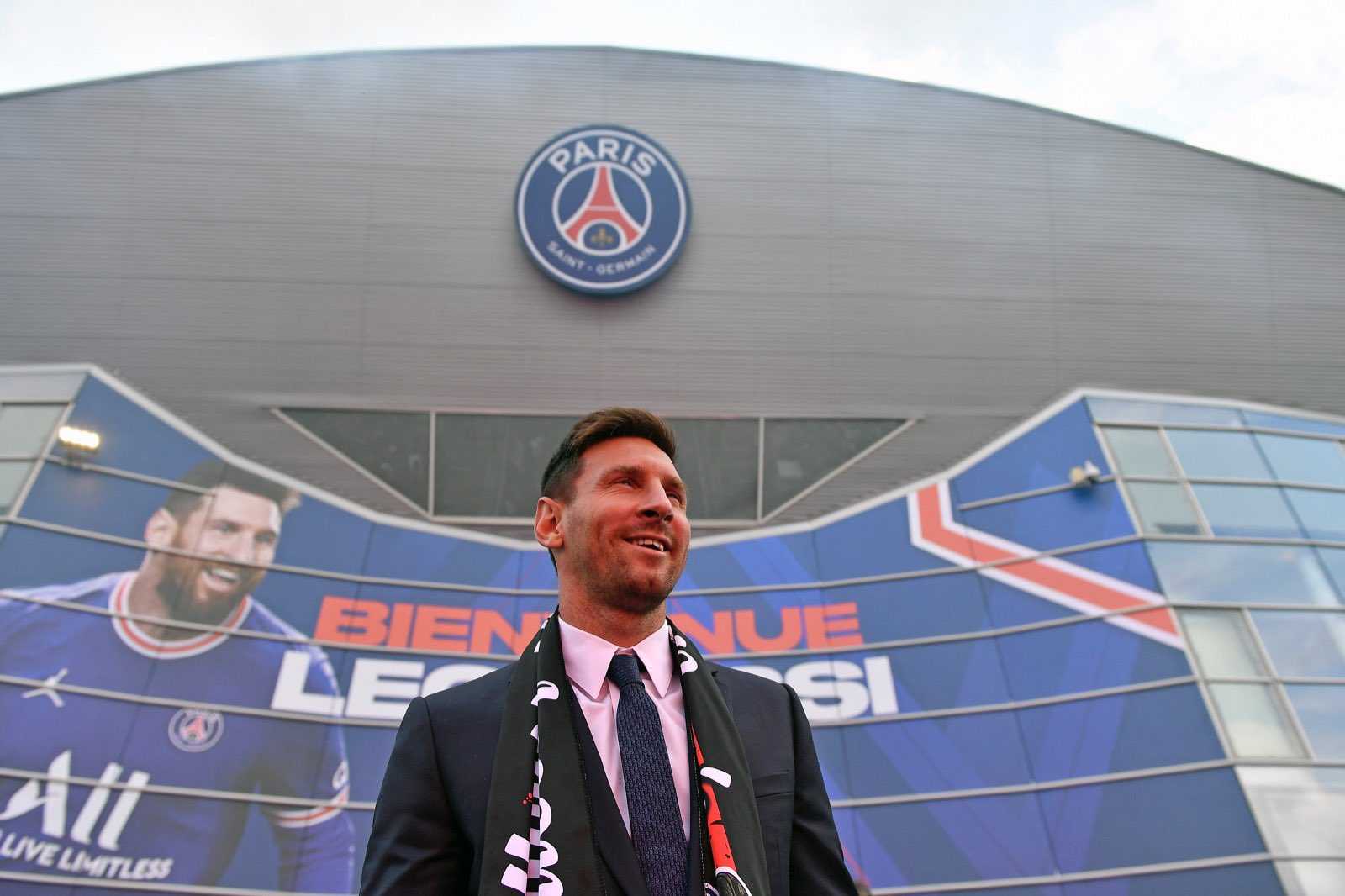Las mejores imágenes de la presentación de messi por el psg. Lionel Messi Joins Psg After Barcelona Exit Punch Newspapers