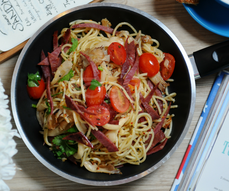 Sebut saja spaghetti, fettuccine, hingga macaroni. Pasta Aglio Olio Salami Daging Menu Makan Malam Mudah Tapi Nampak Mewah