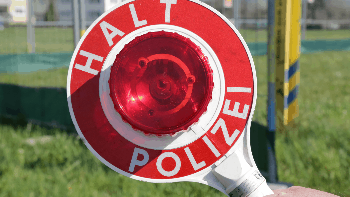 Wer seine autoversicherung kündigen oder wechseln will, sollte die frist zum jahresende. Polizeikontrolle in der Schweiz: Ablauf, Rechte & Pflichten