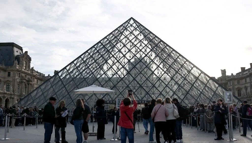 Louvre Müzesi soygunu: 5 kişi daha yakalandı, mücevherler ortada yok