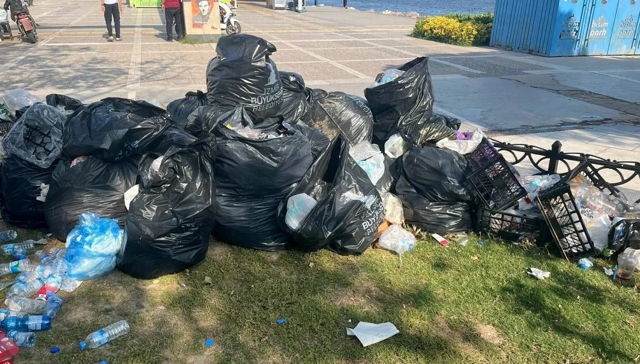İzmir'de grevin altıncı günü: Sokaklarda çöpler birikti