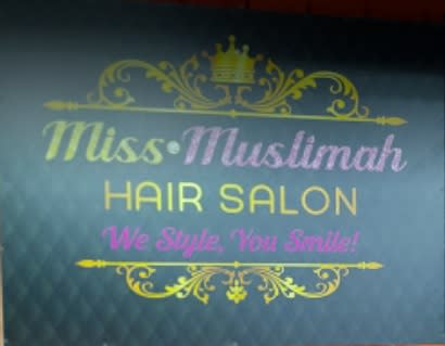 2 tones warna, kalau rambut asal warna hitam kene bleach dulu ye sebelum nak masuk. 9 Kedai Gunting Rambut Muslimah Terbaik 2022