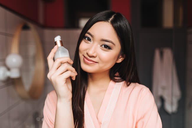5 skincare pagi ini bikin kulit kering lembap dan glowing. Inilah 18 Produk Skincare Untuk Kulit Kering Yang Wajib Untuk Dicoba