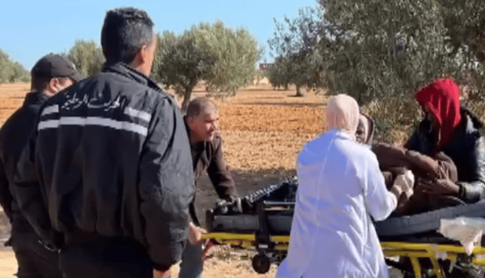 بالفيديو: الحرس واعوان الصحة يُسعفون إمرأة حامل من مهاجري جنوب الصحراء
