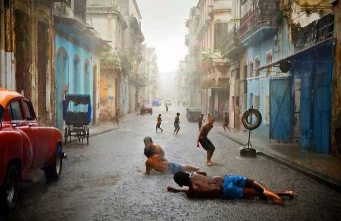 Encuentre la niños jugando en la calle blanco y negro imagen perfecta. 17 Preciosas fotografÃ­as de pequeÃ±os niÃ±os disfrutando la vida al mÃ¡ximo | Upsocl