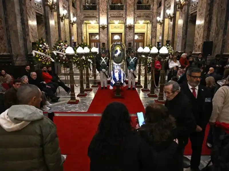 Rubén Rada es despedido en Uruguay con una multitudinaria ceremonia en el Palacio Legislativo