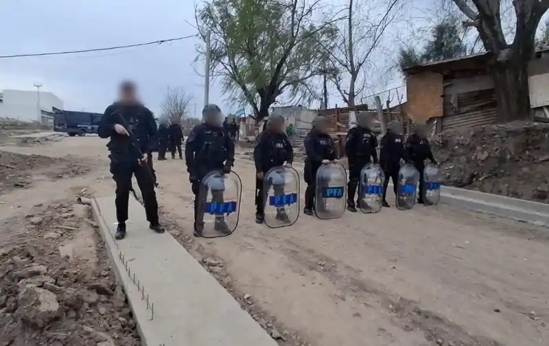 Detuvieron en Las Flores a cuatro mujeres ligadas a Los Monos y acusadas de vender drogas cerca de una escuela
