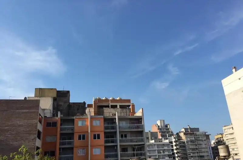 Domingo de mucho frío con cielo algo nublado en Rosario