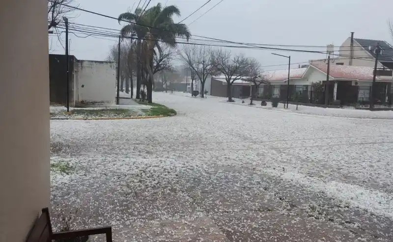 Fuerte temporal con viento y granizo en el sur santafesino: qué pasa con Rosario