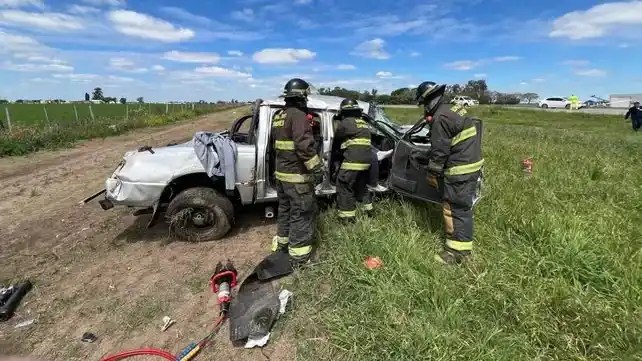 Dos muertos y dos heridos tras el vuelco de una camioneta en ruta 34