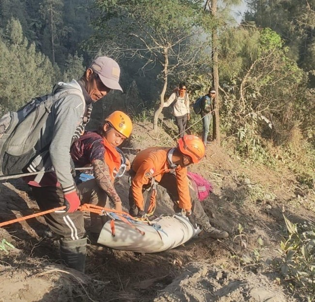 Pendaki Ilegal Gunung Semeru Berhasil Dievakuasi Usai Terperosok Jurang 375 Meter