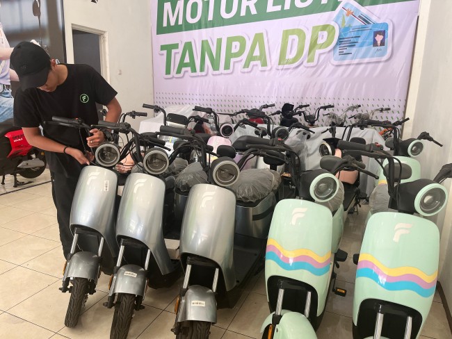 Harga BBM Naik dan Tahun Ajaran Baru Tiba, Motor Listrik Makin Laris di Malang