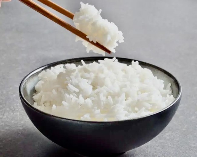 Trik Masak Nasi Putih Rendah Kalori, Cukup Tambah Minyak Kelapa dan Simpan di Kulkas