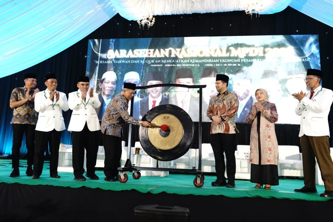 Buka Sarasehan Nasional MPDI, Menkop Ferry Juliantono Dorong Kemandirian Ekonomi Pesantren Melalui Koperasi