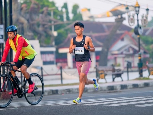 Bripda Ali Topan Naik Podium Bhayangkara Run Blitar 2026, Jadi Polisi Tercepat di Lintasan