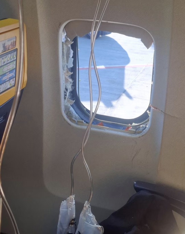 Pesawat Terbang Ryanair Bikin Geger, Penumpang Tersedot Keluar Lewat Jendela saat Mengudara