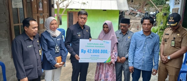 Wali Kota Blitar Serahkan Santunan JKM kepada Ahli Waris Tukang Becak dan Juru Kunci Makam di Sukorejo