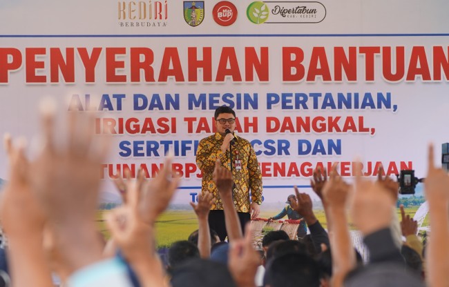 Dukung Peningkatan Produksi, Mas Dhito Kembali Salurkan 216 Bantuan Pertanian kepada Petani 