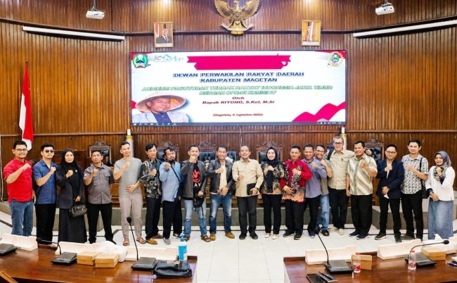 Harga Telur Anjlok dan Pakan Naik, Anggota DPR RI Riyono Caping Temui Peternak Magetan