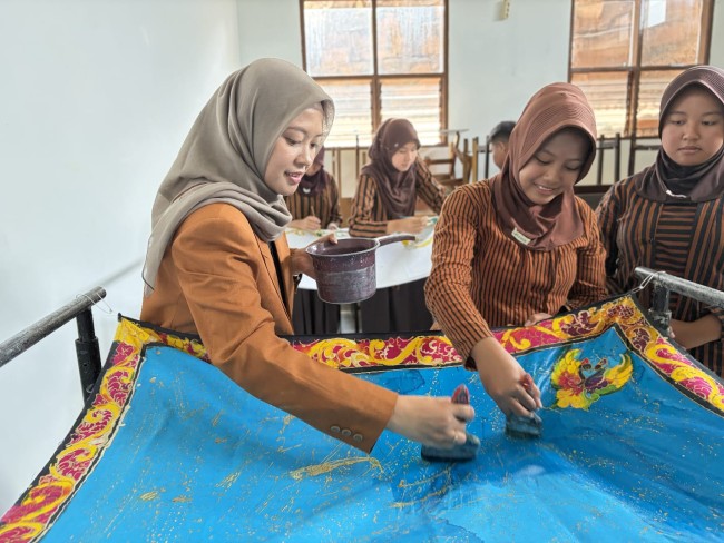 Batik Siswa SMPN 2 Sumberpucung Masuk Era Digital, Unikama Dorong Produk Lokal Naik Kelas