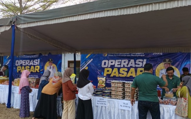 Stabilisasi Harga, Disperindag Tulungagung Gelar Operasi Pasar di Desa Ngrejo