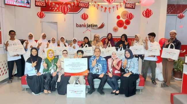 Momentum HUT ke-65, Bank Jatim Serahkan Bantuan Kacamata Gratis untuk Pelajar di Kabupaten Malang