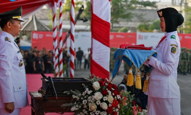 Plt Bupati Tulungagung Pimpin Upacara HUT RI ke 81 di GOR Lembu Peteng