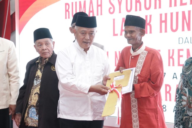 Momentum HUT Ke-81 RI, Bupati Sanusi Serahkan Bantuan Enam Unit Rumah Layak Huni Shiddiqiyah
