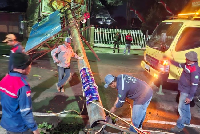 Membahayakan Pengguna Jalan, Dua Reklame Rusak Rawan Roboh Dibongkar Satpol-PP Kota Batu