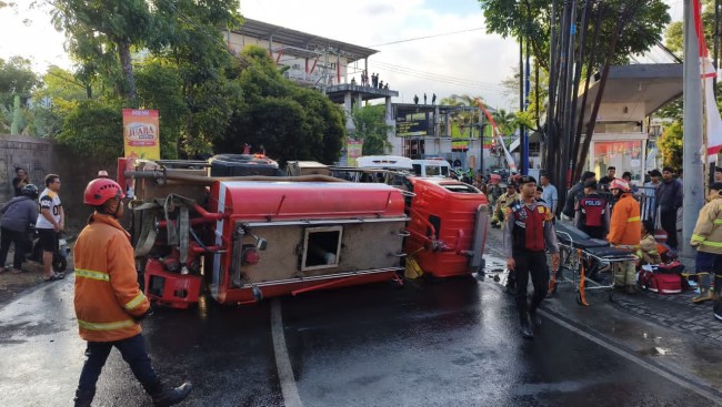 Truk Damkar Hantam Pemotor hingga Terguling di Kota Batu, 5 Orang Luka-Luka