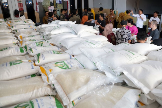 Karang Taruna Bantu Salurkan Beras Bapanas, Wali Kota Eri Beri Apresiasi