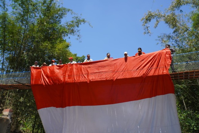 Kolaborasi, Pegadaian Surabaya Bangun Dua Jembatan Gantung di Jember