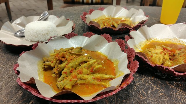 Menjelajahi Kuliner Malam Kota Batu: Sensasi Sayap hingga Ceker Pedas di Warung Pedesan Mak Lia 