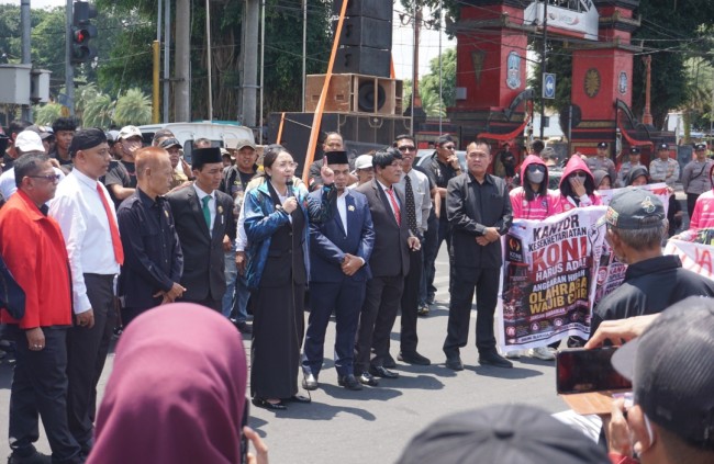 Lucu! Wakil Wali Kota Blitar Cosplay Jadi Pendemo, Turun ke Jalan Menuntut Pemerintahannya Sendiri
