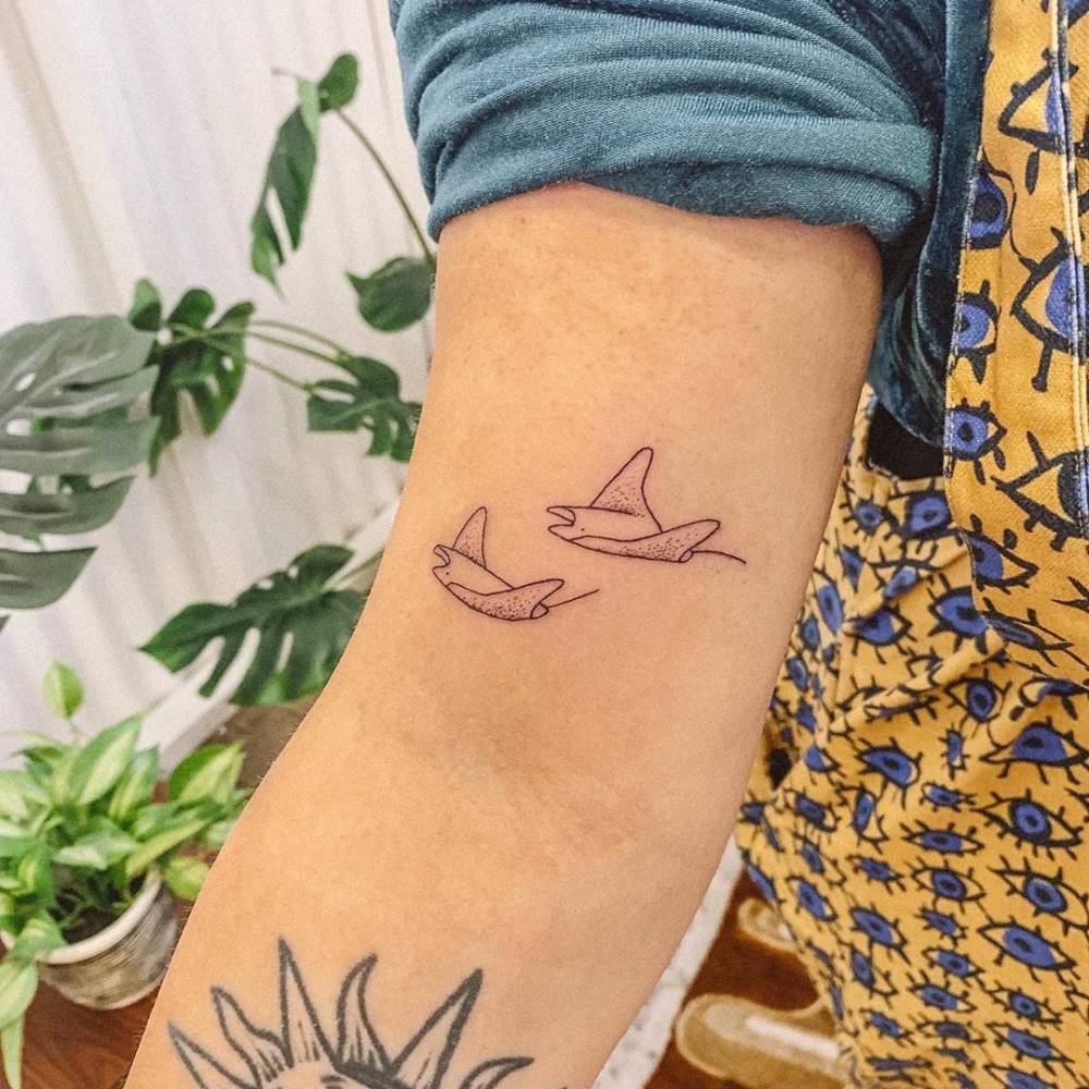 Manta Ray Tattoo On The Bicep. 1000_x_1000_jpg