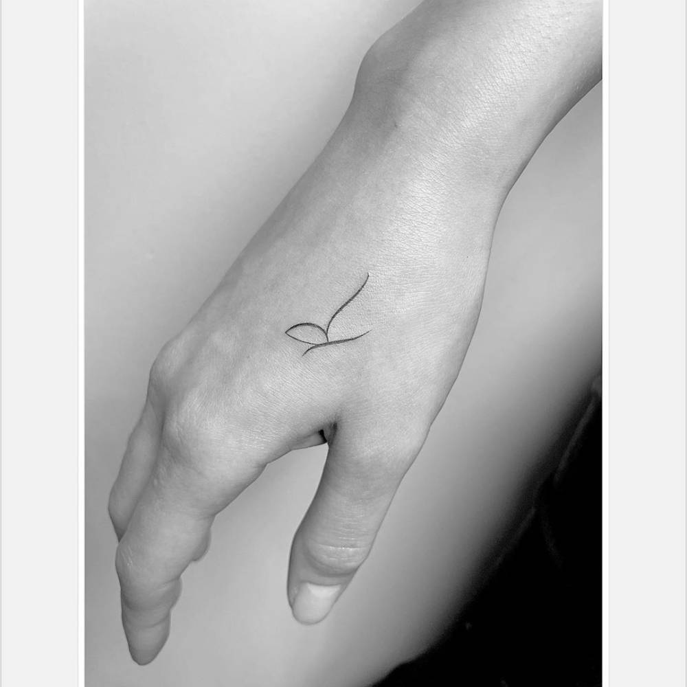 R" Letter Tattooed On Paris Berelc's Hand 1000_x_1000_jpg