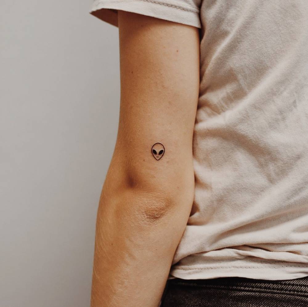 Minimalist Alien Head Tattoo On The Tricep 998_x_1000_jpg