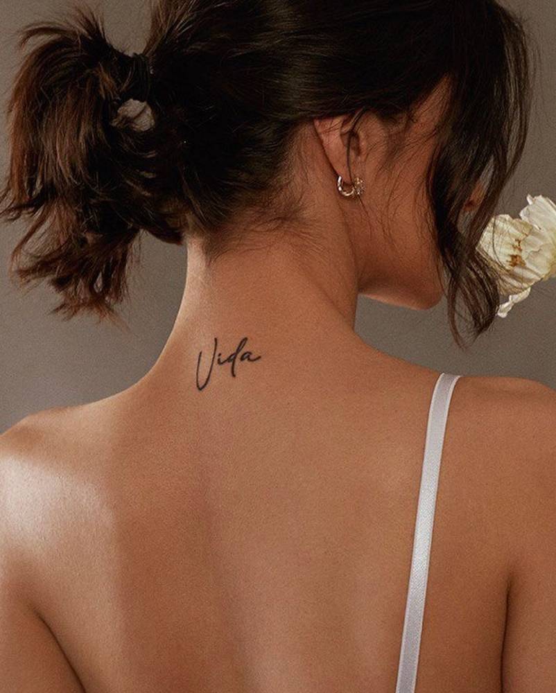 Vida” Lettering Tattoo On The Back Of The Neck 1000_x_802_jpg