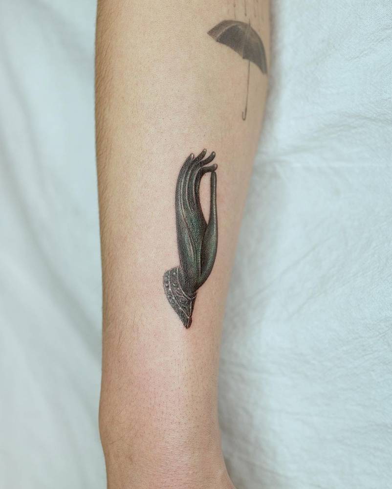 Buddha's Hand In Bronze Tattooed On The Upper Arm 1000_x_802_jpg