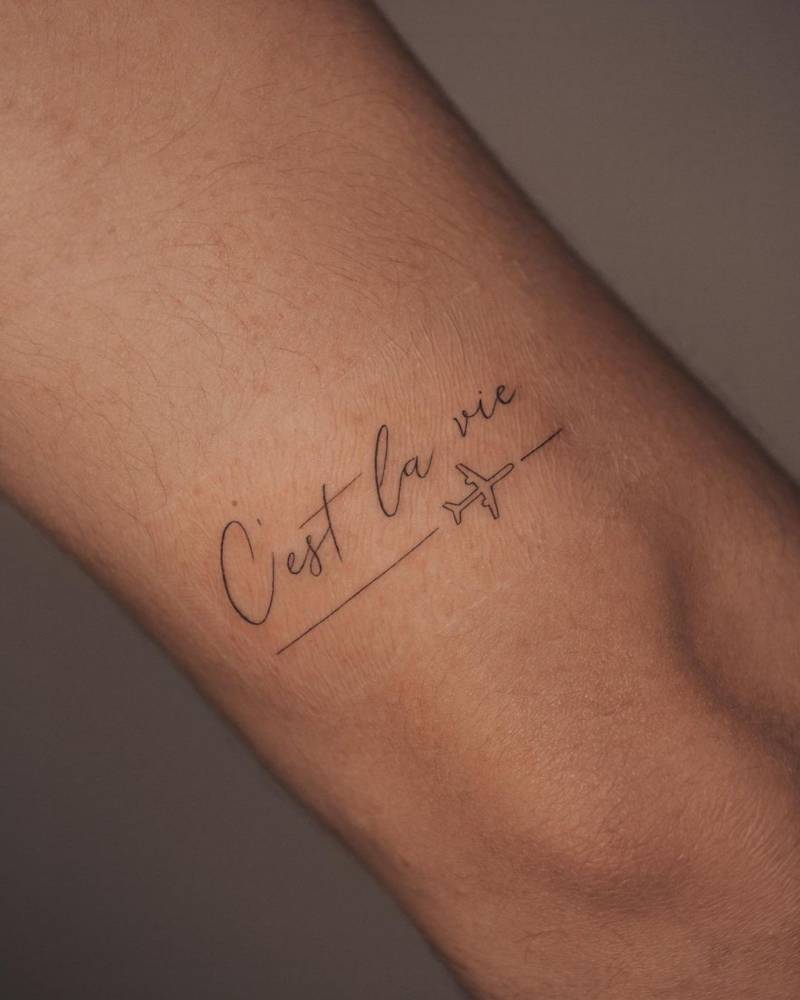 C'est La Vie" Lettering Tattoo On The Tricep. 1000_x_800_jpg