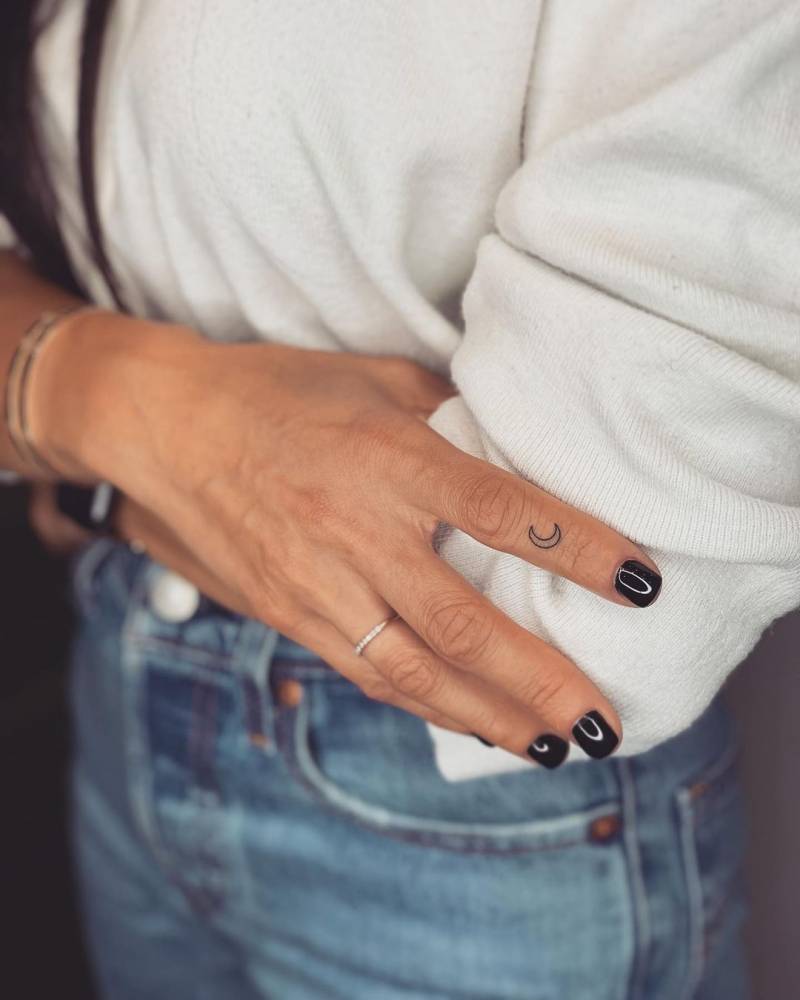 Minimalist Crescent Moon Tattoo On The Finger. 1000_x_800_jpg
