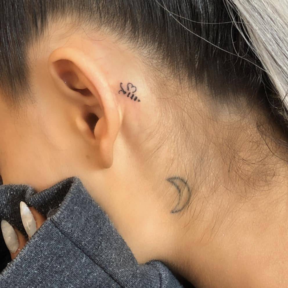 A Bee, The Symbol Of Manchester, Sitting Behind Ariana 992_x_992_jpg