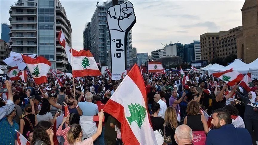 إحراق مجسم قبضة الثورة وسط بيروت