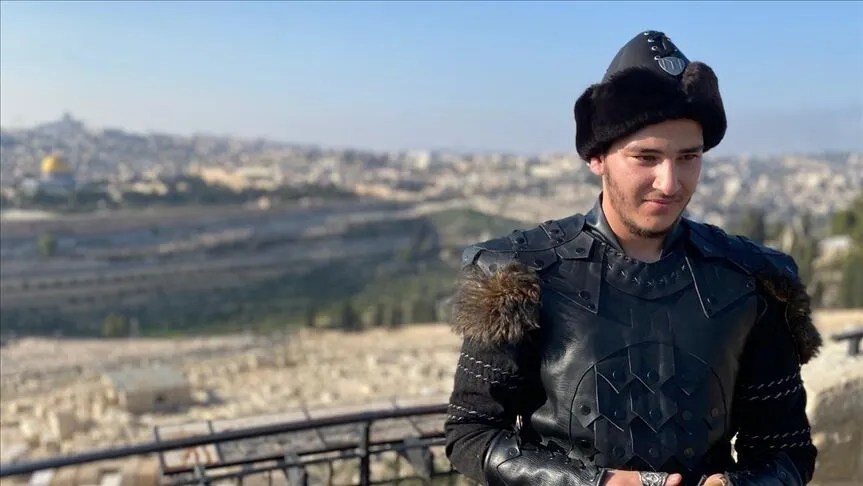 منشد فلسطيني يعد أغنية على ألحان قيامة أرطغرل