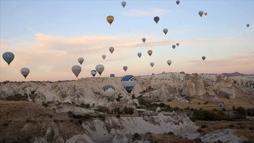 تركيا.. أكثر من 120 ألف سائح حلقوا بمناطيد كبادوكيا في 2020