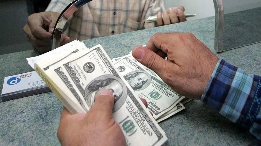 التضخم وتآكل المدخرات يتربصان بالعراقيين بعد خفض الدينار