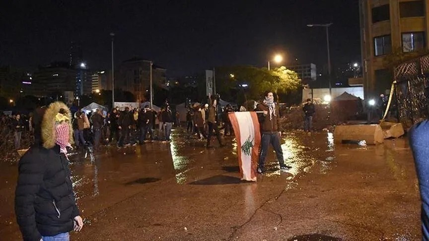 الجيش اللبناني يبعد محتجين عن مبنى سرايا طرابلس