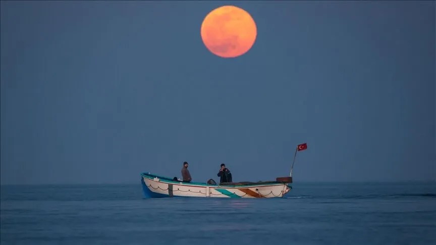 البدر يضيء طريق الصيادين بأكبر بحيرة في تركيا