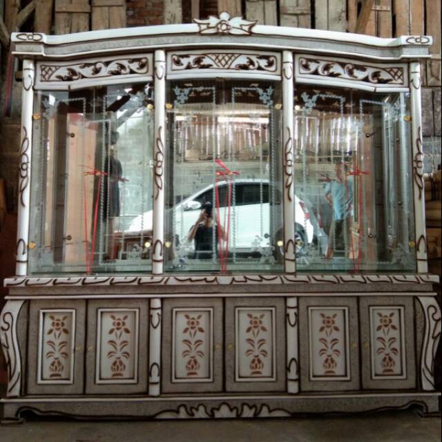 Dijual mebel murah & cari properti di indonesia, temukan listing mebel terbaru hanya di olx pusat mebel terlengkap di jawa barat. Jual Lemari Hias Kaca Kristal 6 Pintu Multiplek Motif Ukiran Klasik Lh6 843 Free Ongkir Bandung Indonesia Shopee Indonesia